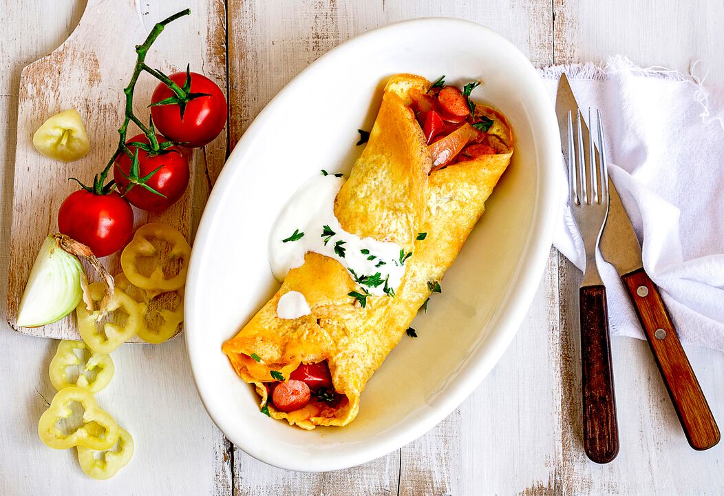 Au petit-déjeuner, ceux qui perdent du poids avec un régime céto mangent une omelette avec du fromage, des légumes et du jambon