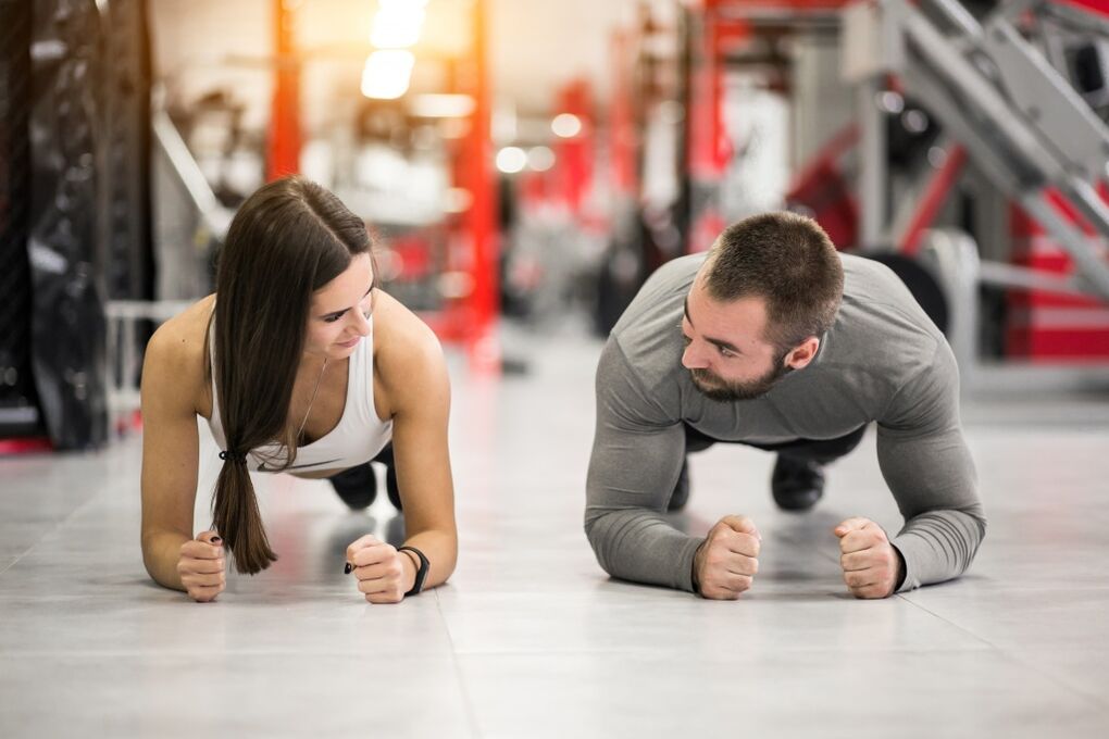 Un homme et une femme font l'exercice Plank, qui est conçu pour tous les groupes musculaires